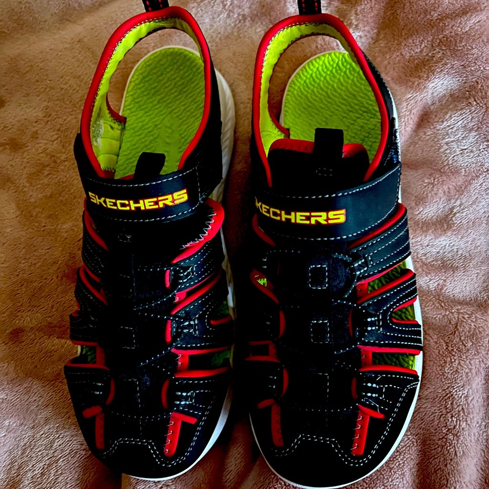 BMW/O tags Skechers SKX slide on sandals Big boys size-7 door are black & red